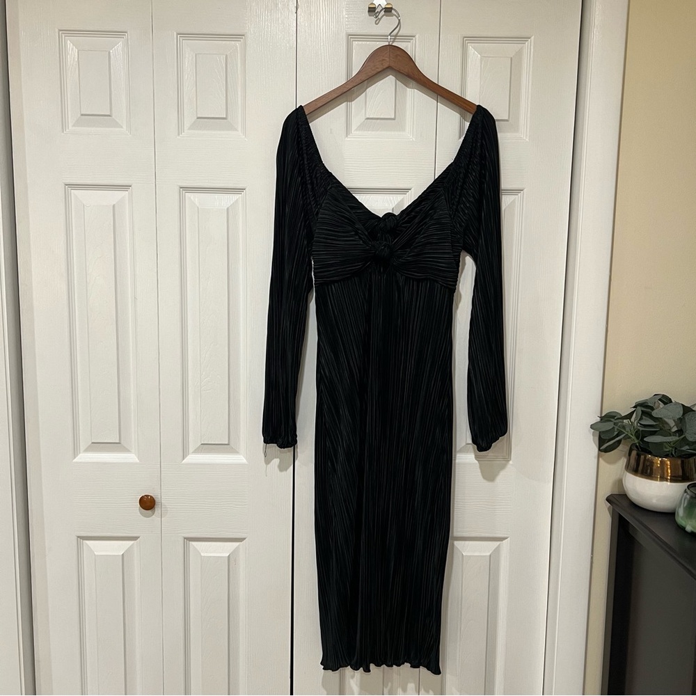 Gilli Pleated Long Sleeve Midi Dress